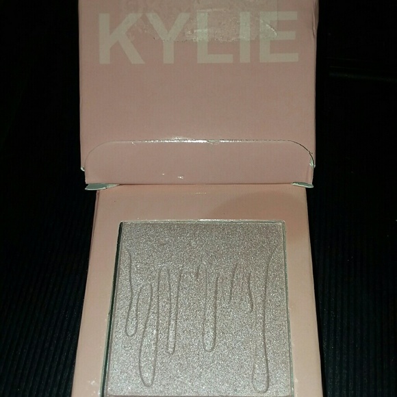 🎊🛍 KYLIE JENNER Pressed Illuminating Powder - Picture 2 of 4